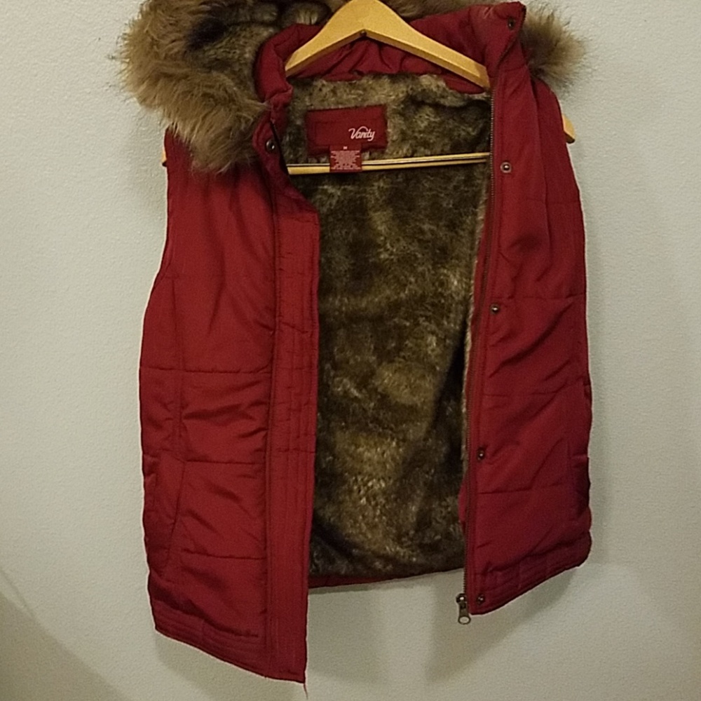 Vest with faux fur